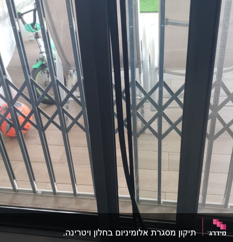 תריסים מתקפלים מתכתיים על דלת זכוכית